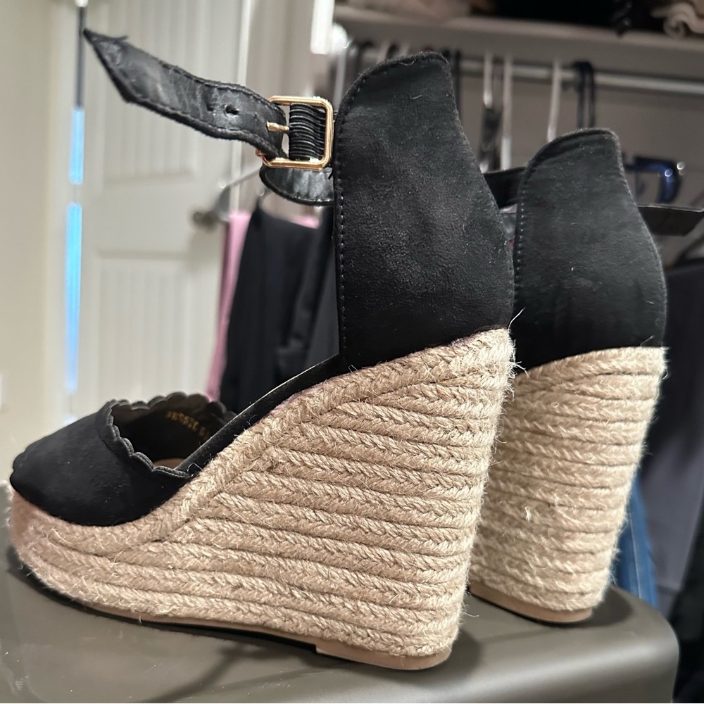 Cute black wedges size 6.5